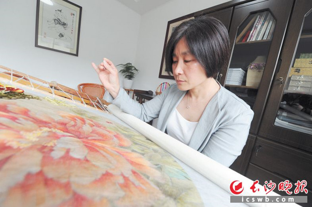 不断创新湘绣的取材和题材，是黄笛多年来一直坚持在做的事。长沙晚报全媒体记者 余劭劼 摄