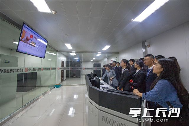 同学们在档案库房和机房，感受了实体档案和电子档案的保管环境。“防潮、防鼠、防高温、防尘等的高要求。