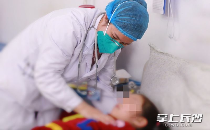 省胸科医院的医生在为儿童患者做检查。长沙晚报通讯员 杨正强摄 省胸科医院的医生在为儿童患者做检查。长沙晚报通讯员 杨正强摄