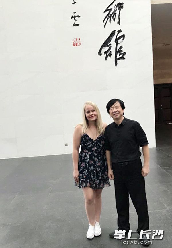 图为佳月与李自健的合影。