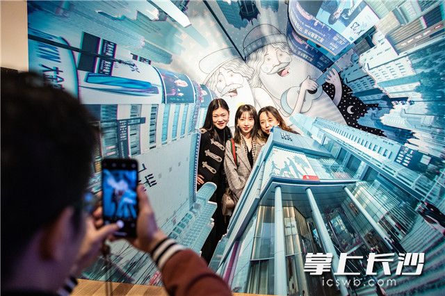 除了近距离参观，大众还可与Thomas Lamadieu作品互动