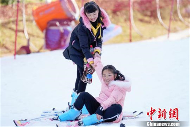 游客在滑雪时摔倒。贺俊怡 摄