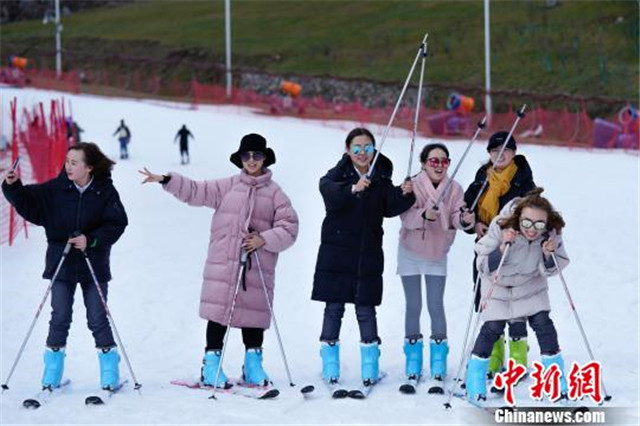 游客滑雪合影。贺俊怡 摄
