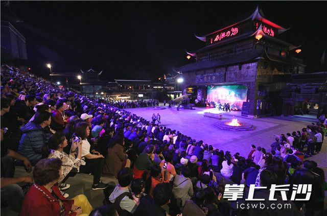《张家界魅力湘西》演出情景。均为长沙晚报通讯员 吴勇兵 摄