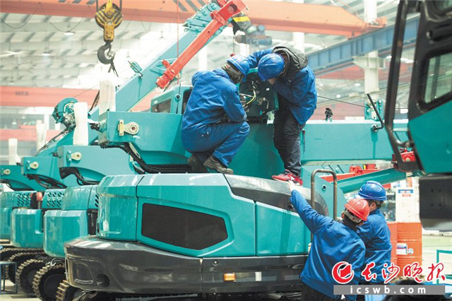 昨日,长沙县经开区山河智能工业城内,工人们在各自岗位上干劲十足,一派热火朝天景象。长沙晚报全媒体记者 黄启晴 摄 昨日,长沙县经开区山河智能工业城内,工人们在各自岗位上干劲十足,一派热火朝天景象。长沙晚报全媒体记者 黄启晴 摄