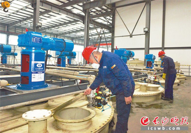 昨日上午,湖南中伟新能源科技有限公司生产车间里,工作人员正在查看配液槽的情况。长沙晚报全媒体记者 邹麟 摄 昨日上午,湖南中伟新能源科技有限公司生产车间里,工作人员正在查看配液槽的情况。长沙晚报全媒体记者 邹麟 摄