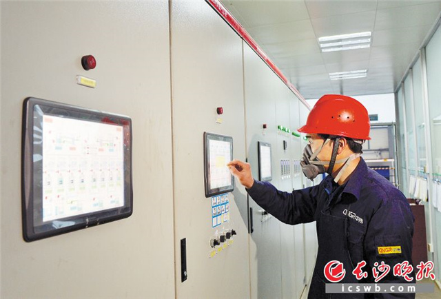 昨日上午,湖南中伟新能源科技有限公司生产车间一片忙碌,工作人员正在给配液槽进行配液。长沙晚报全媒体记者 邹麟 摄 昨日上午,湖南中伟新能源科技有限公司生产车间一片忙碌,工作人员正在给配液槽进行配液。长沙晚报全媒体记者 邹麟 摄