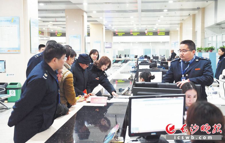 　　昨日，市政务服务中心工作人员一早就开始忙碌起来。 长沙晚报全媒体记者 周柏平 摄