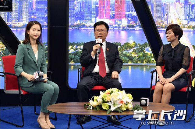 今天上午，长沙市中级人民法院院长肖新平做客长沙晚报掌上长沙直播。照片均为长沙晚报全媒体记者 余劭劼 摄