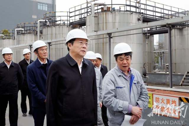 28日下午，省委书记杜家毫在湘江涂料科技有限公司树脂罐区检查安全生产工作。