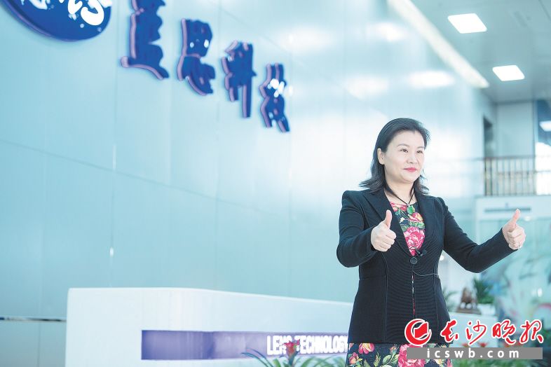 蓝思科技董事长周群飞为长沙优良的营商环境点赞。长沙晚报全媒体记者 李锋 摄