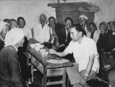 △1961年4、5月间，周恩来在河北磁县农村召开座谈会。