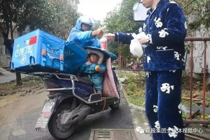 李帮勇在一老小区里迷路，顾客下楼取餐，李帮勇连说抱歉。