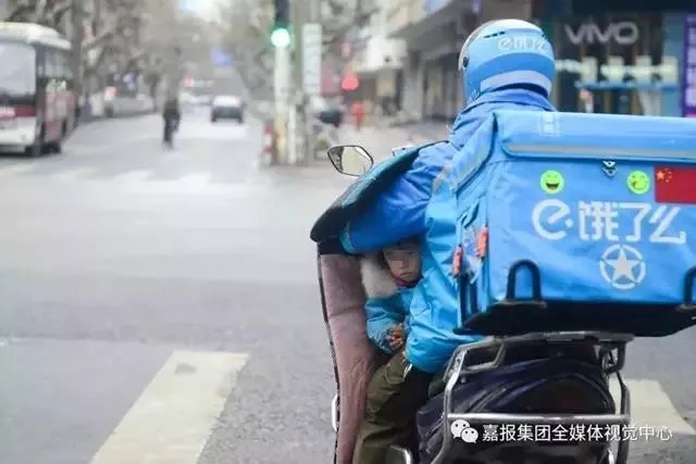 李帮勇骑电瓶车一直特别小心，他不敢拿女儿的安全当儿戏。