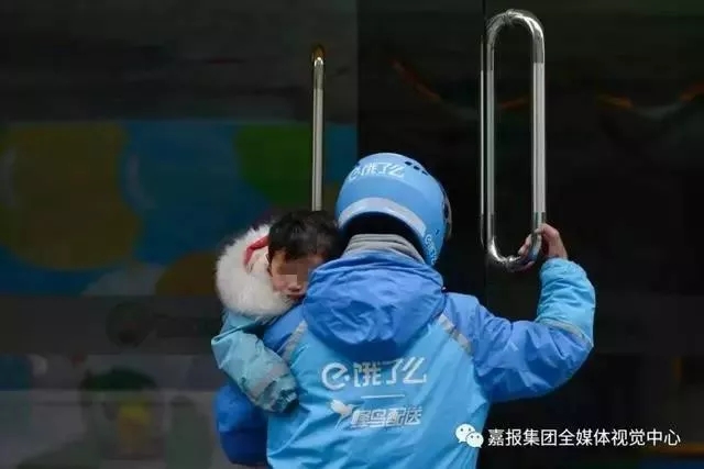 李帮勇用不方便的右手拉开门，女儿趴在他肩膀上熟睡。