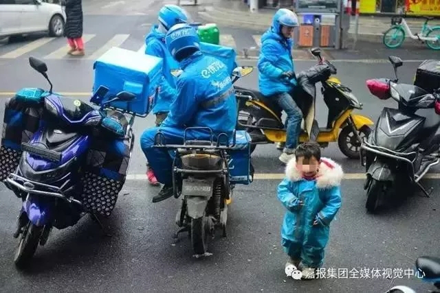 上午10点多是外卖订单的低谷，这个时候李帮勇会让女儿下来活动一下。