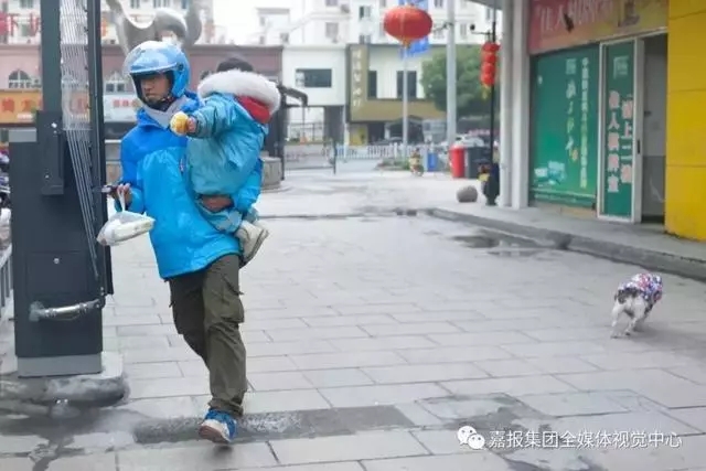 为了赶时间，李帮勇常常是跑进小区的