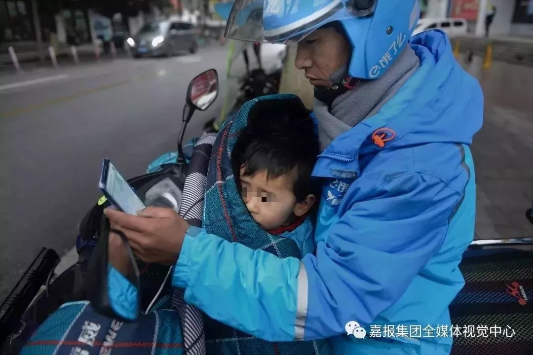 李帮勇查看订单线路，一年外卖跑下来，他对嘉兴的路况十分熟悉。