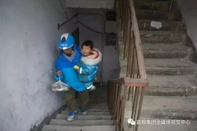 即使单手抱着女儿，李帮勇爬楼梯的速度也非常快。