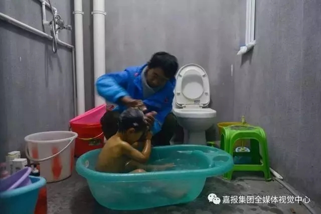 在秀洲区油车港镇的出租房里，洗手间没有任何取暖设备，每天给孩子洗澡是在哭泣声中完成的。