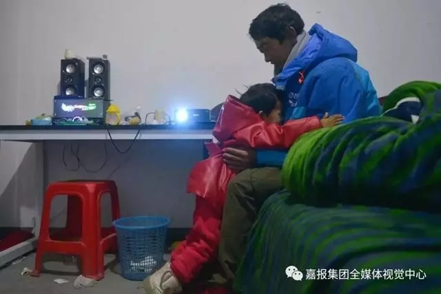 晚上回到简易的出租屋里，又当爸又当妈的李帮勇已经疲惫不堪。