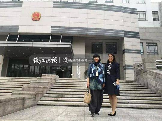 原告刘三田和代理人浙江京衡律师事务所王慧星律师到达浦东法院