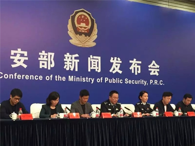 图为公安部新闻发言人郭林主持发布会，公安部治安管理局局长李京生发布专案情况，吴京、黄渤、韩寒出席新闻发布会。
