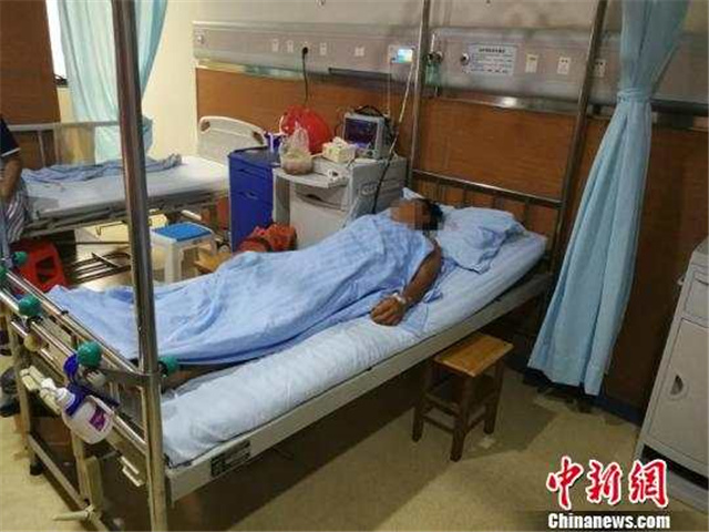 图为一名伤者在医院接受治疗 林浩 摄