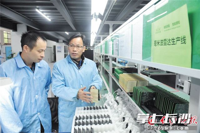 在华诺星空毫米波雷达生产线，技术人员穿上防静电服在忙碌。湖南高新技术企业实现工业总产值过万亿元，今年企业总数有望突破4500家。长沙晚报全媒体记者 小刘军 摄