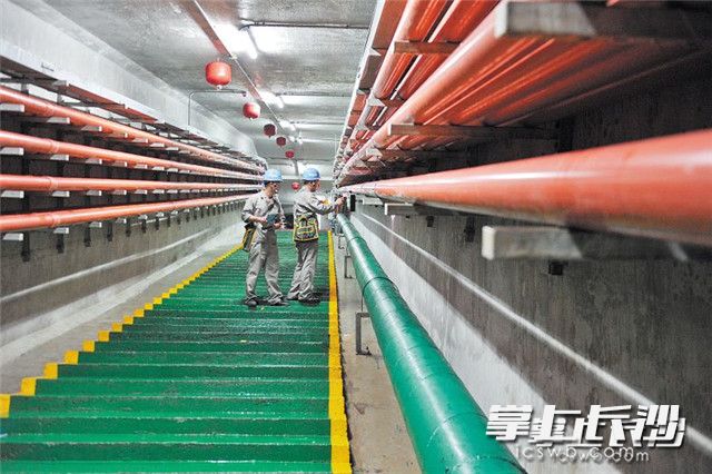 去年长沙地下综合管廊完成国家试点，图为管廊巡检人员在劳动东路地下综合管廊内进行检查