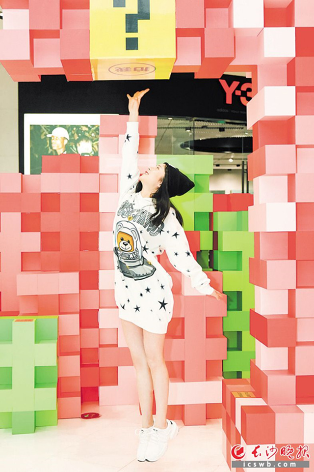 今年三八节期间,各大商场不仅推出给力的折扣,还纷纷打出“体验”牌,在增值服务上下功夫。图为海信广场推出拍照互动活动。 长沙晚报通讯员 李觉 摄 今年三八节期间,各大商场不仅推出给力的折扣,还纷纷打出“体验”牌,在增值服务上下功夫。图为海信广场推出拍照互动活动。 长沙晚报通讯员 李觉 摄