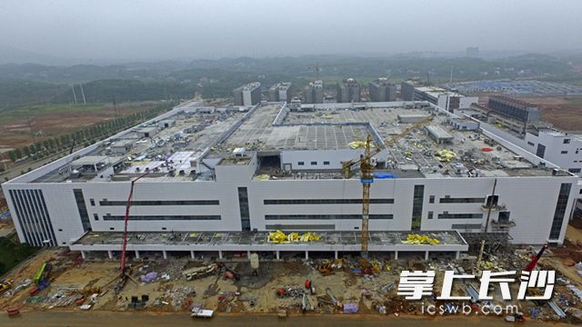今日，在伟创力二期项目，面积约13万平方米的主厂房装饰装修、幕墙安装等施工已全部完成，正在进行最后的清场保洁工作。均为长沙晚报全媒体记者 王志伟 摄 