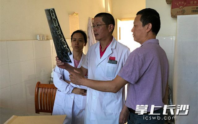 援塞医疗队员在给患者会诊。