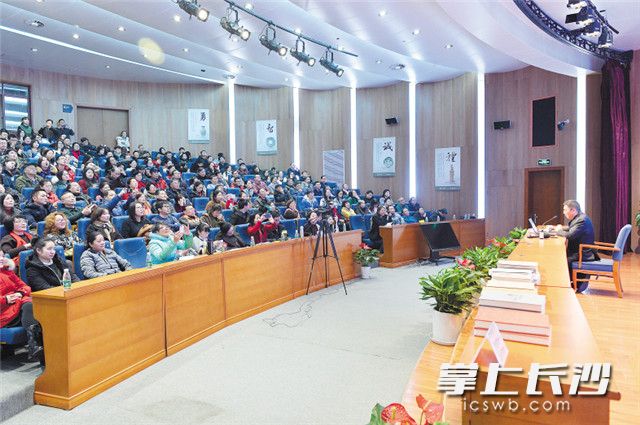 近日，“发现湖南”主题讲座在长沙市博物馆多功能厅举行，现场人气爆棚。长沙晚报全媒体记者 邹麟 摄