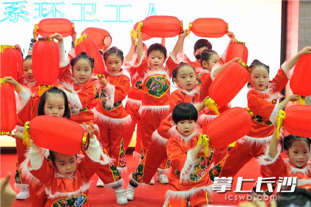 孩子们将舞蹈《火红日子》送给环卫工人们。长沙晚报全媒体记者 贺文兵 摄