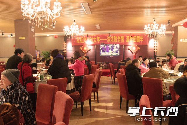 砂子塘街道陪孤寡老人吃团年饭。