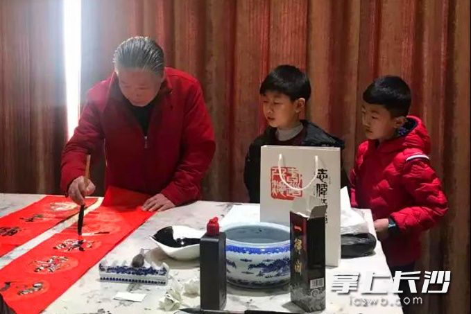 杜甫江阁书画院书法家为小朋友写春联