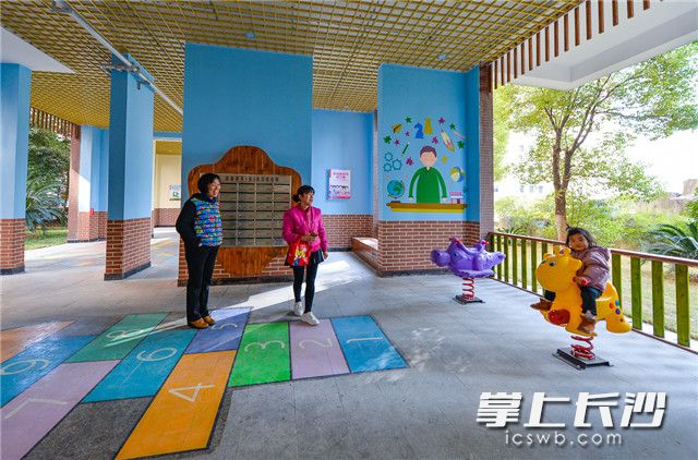 暮云街道卢浮社区磊鑫嘉苑小区架空层，整体布置一新，成为居民休闲游玩的绝佳场所。长沙晚报全媒体记者 邹麟 摄