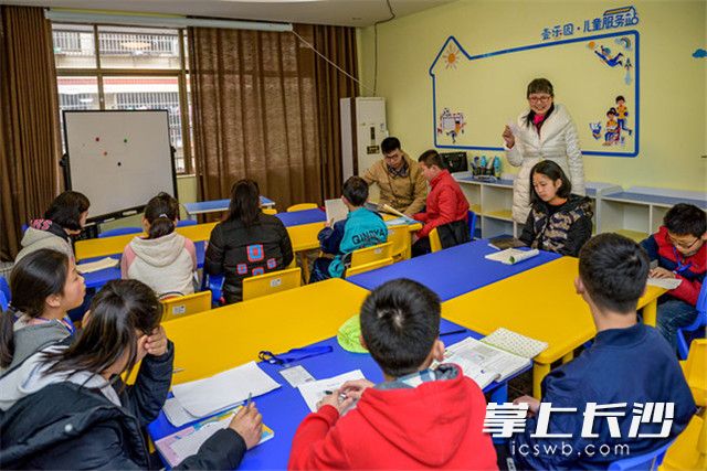 为照顾留守儿童的身心健康与学习问题，暮云小蜜蜂志愿者协会组织开展“彩虹追梦 七彩课堂”及四点半课堂。  长沙晚报全媒体记者  陈飞 摄