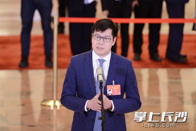 3月8日，全国人大代表、58集团CEO姚劲波走上“代表通道”回答记者提问。通讯员 刘随