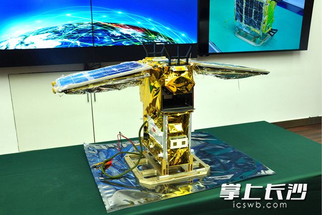 “娄星号”卫星正整装待发。见习记者 黄荣佳 摄