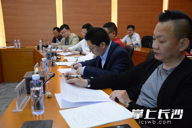 评委导师对参赛项目进行认真评审打分。  岑军  摄