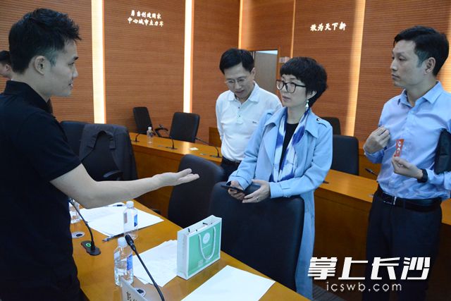 比赛结束后，企业代表与评委导师展开细致交流互动。 岑军  摄
