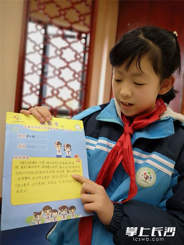 曹子曈在介绍她的“提案”卡。 曹子曈在介绍她的“提案”卡。