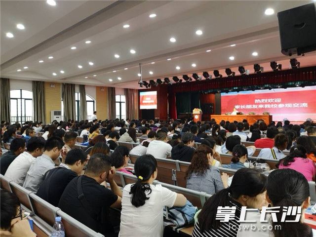 家长们在认真听取学校的情况介绍和小升初政策答疑。