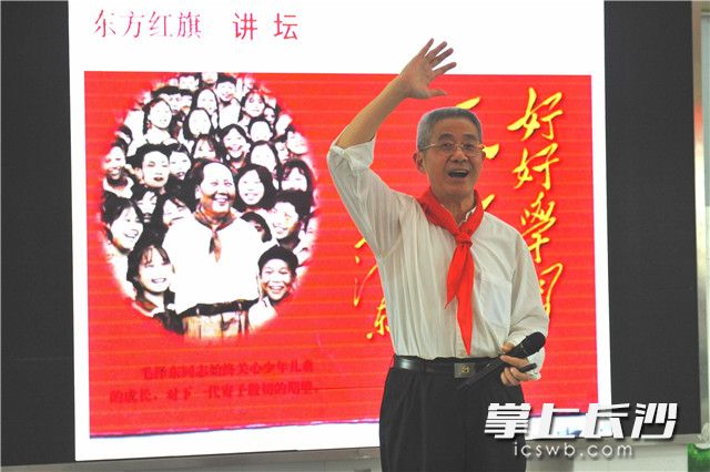 吴传桂老人给孩子们讲故事。图片均由全媒体记者 小刘军 摄