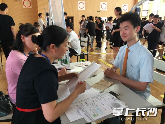 今日下午，在明达中学举办的一场“招聘会”，吸引了450余名高一学生提前“求职”。长沙晚报全媒体记者 舒文 摄