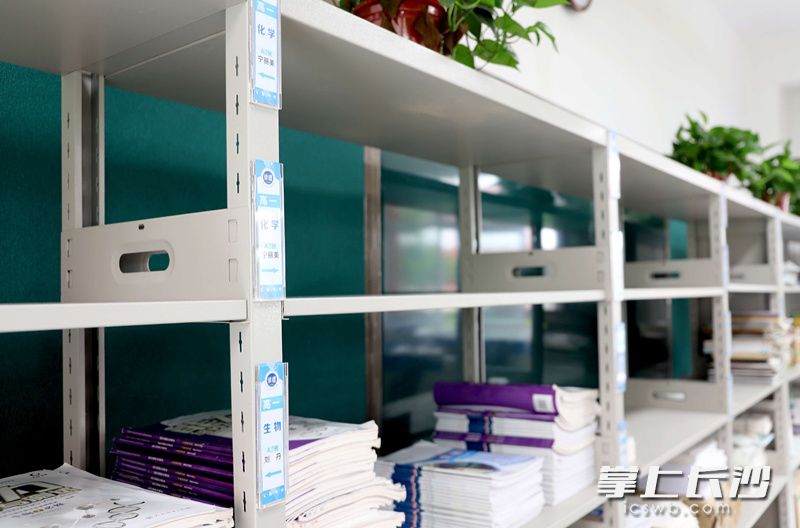 为每位教师设置的作业收纳柜。 为每位教师设置的作业收纳柜。