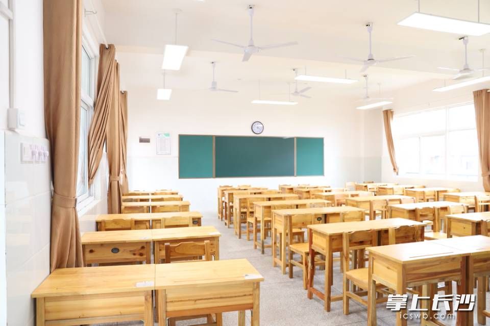 走班制教学,原本堆满了书本的课桌如今“一干二净”。均为雅礼洋湖实验中学供图 走班制教学,原本堆满了书本的课桌如今“一干二净”。均为雅礼洋湖实验中学供图