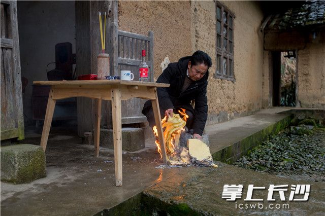 黄隆妙是村里为数不多还记得杀年猪祭祀唱词的老人，谁家杀年猪时他都会过来帮忙主持仪式。
